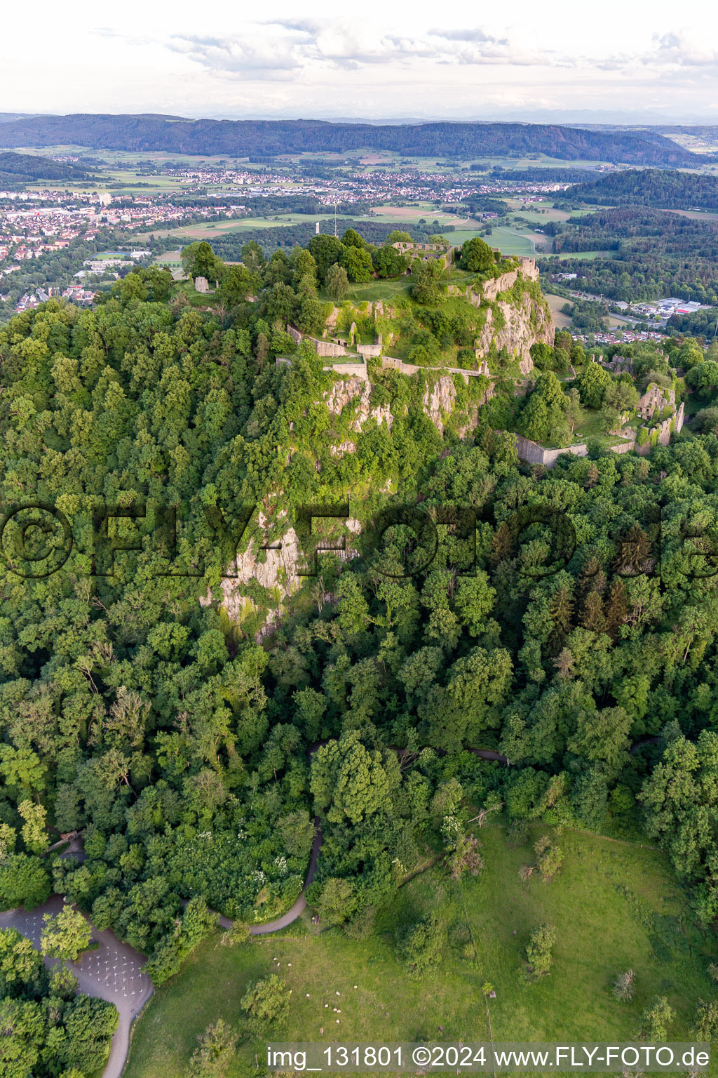 Hohentwiel, avec ses ruines de forteresse datant de 914 et ses vues panoramiques, est un volcan éteint à Singen dans le département Bade-Wurtemberg, Allemagne vue d'en haut