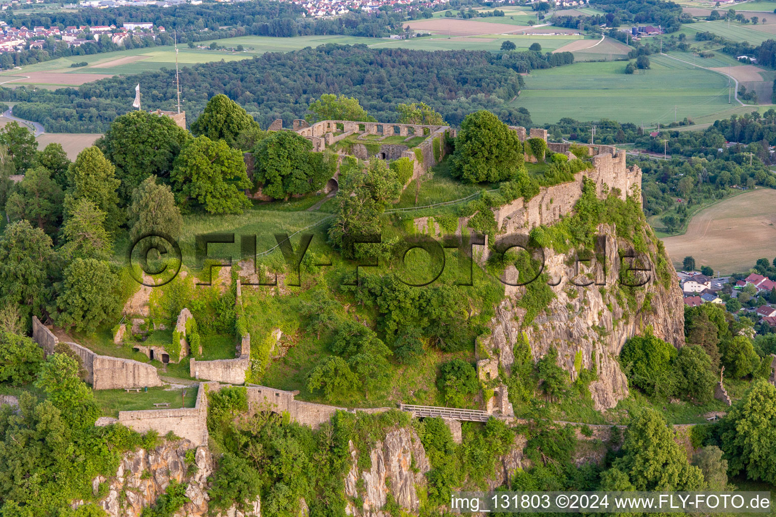 Hohentwiel, avec ses ruines de forteresse datant de 914 et ses vues panoramiques, est un volcan éteint à Singen dans le département Bade-Wurtemberg, Allemagne depuis l'avion