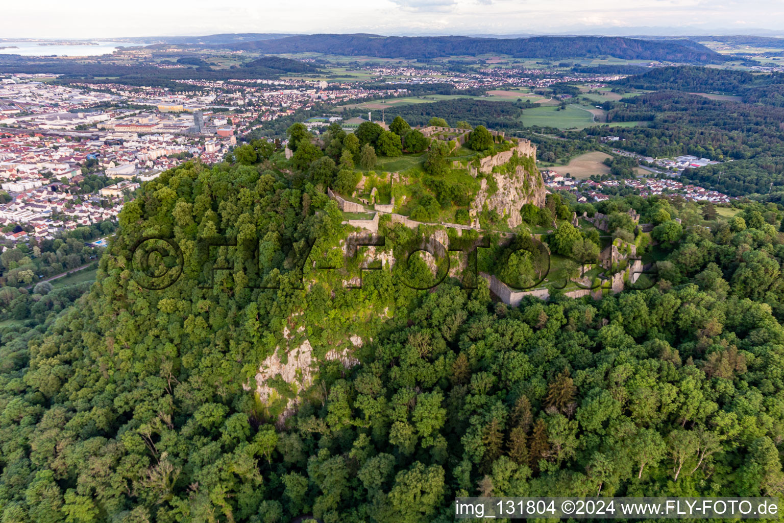 Vue d'oiseau de Hohentwiel, avec ses ruines de forteresse datant de 914 et ses vues panoramiques, est un volcan éteint à Singen dans le département Bade-Wurtemberg, Allemagne