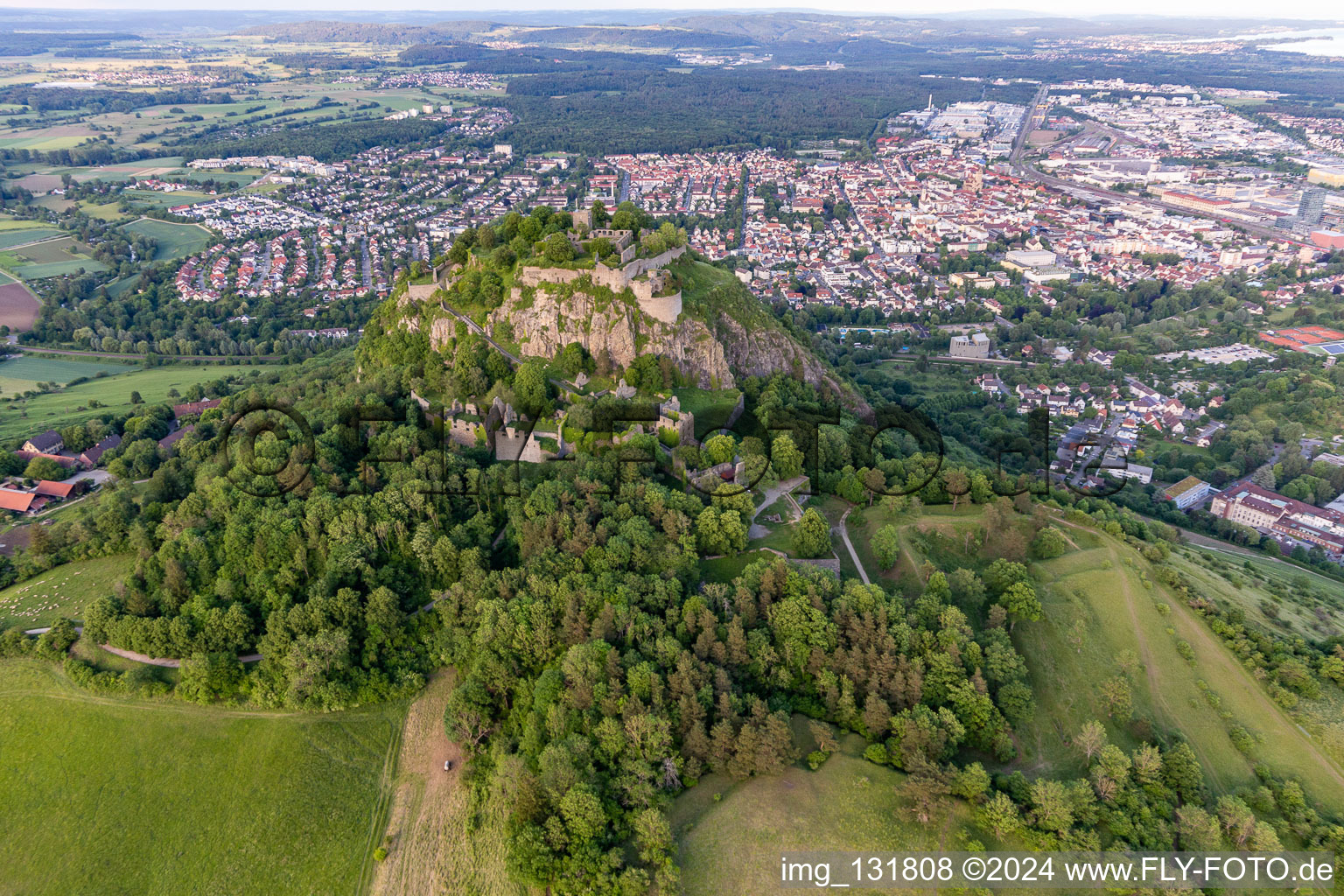 Hohentwiel, avec ses ruines de forteresse datant de 914 et ses vues panoramiques, est un volcan éteint à Singen dans le département Bade-Wurtemberg, Allemagne vue du ciel