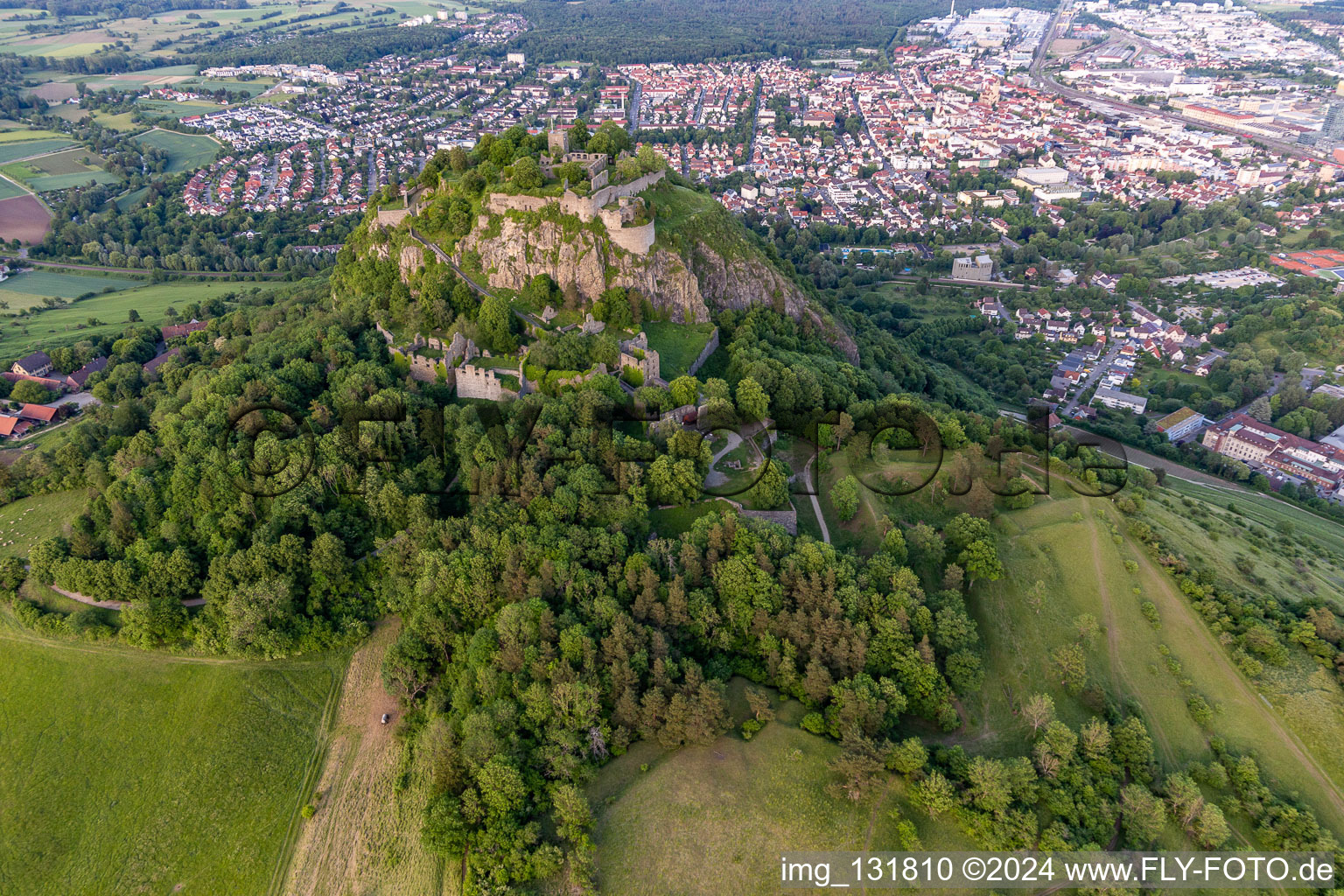 Vue aérienne de Hohentwiel avec ruines de forteresse datant de 914 et vues panoramiques est un volcan éteint à Singen à Singen dans le département Bade-Wurtemberg, Allemagne