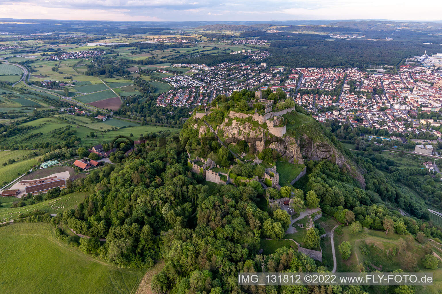 Enregistrement par drone de Hohentwiel, avec ses ruines de forteresse datant de 914 et ses vues panoramiques, est un volcan éteint à Singen dans le département Bade-Wurtemberg, Allemagne