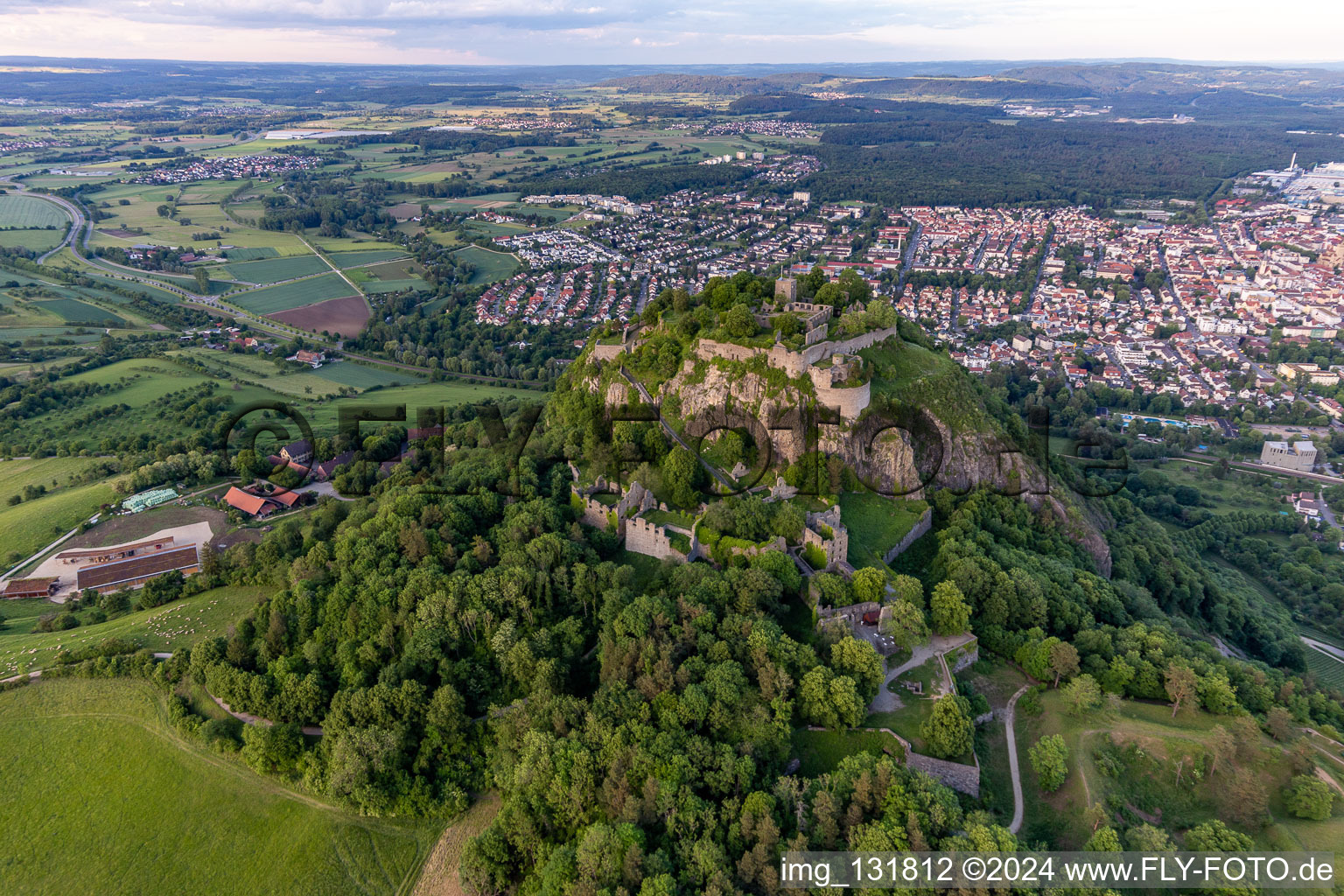 Enregistrement par drone de Hohentwiel, avec ses ruines de forteresse datant de 914 et ses vues panoramiques, est un volcan éteint à Singen dans le département Bade-Wurtemberg, Allemagne