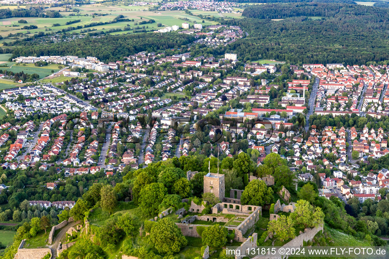 Vue aérienne de Le Bastion Charles sur Hohentwiel avec les ruines de la forteresse de 914 et les vues panoramiques est un volcan éteint à Singen dans le département Bade-Wurtemberg, Allemagne