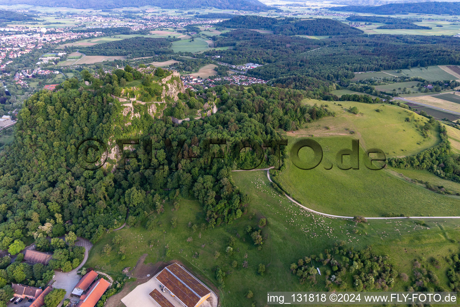 Vue aérienne de Hôtel Restaurant Hohentwiel am Hohentwiel avec ruines de forteresse de 914 et vue panoramique sur un volcan éteint à Singen dans le département Bade-Wurtemberg, Allemagne