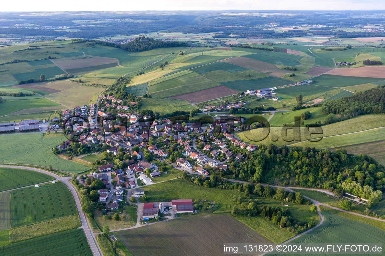 Vue aérienne de Düchtlingen à Hilzingen dans le département Bade-Wurtemberg, Allemagne