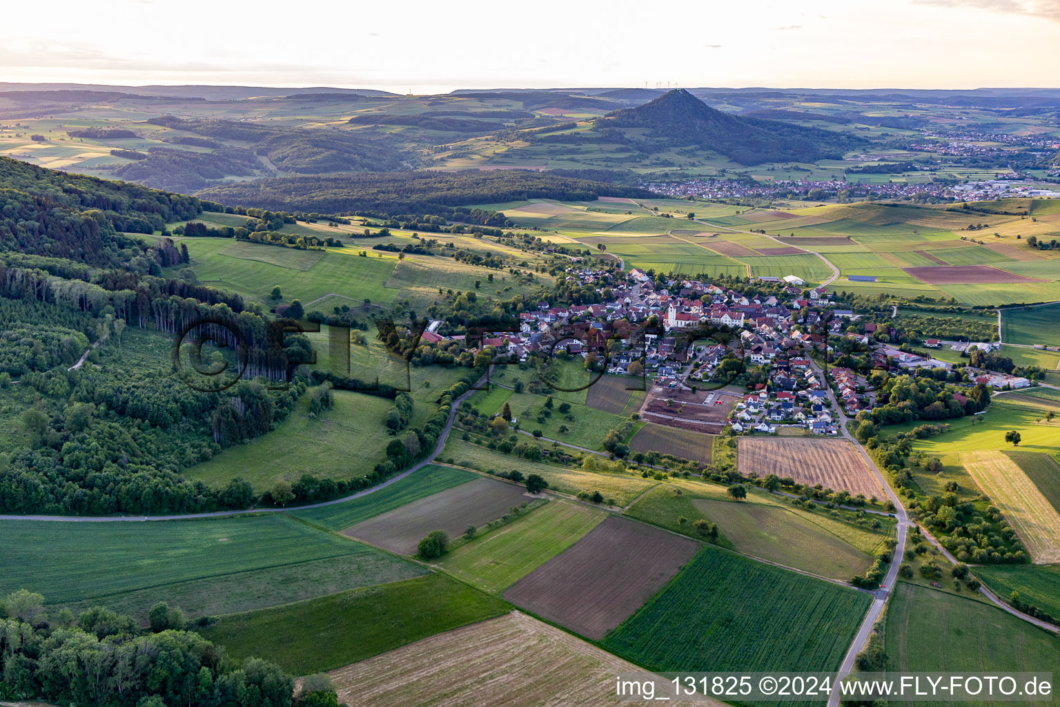 Vue aérienne de Devant le Hohenhewen à le quartier Welschingen in Engen dans le département Bade-Wurtemberg, Allemagne