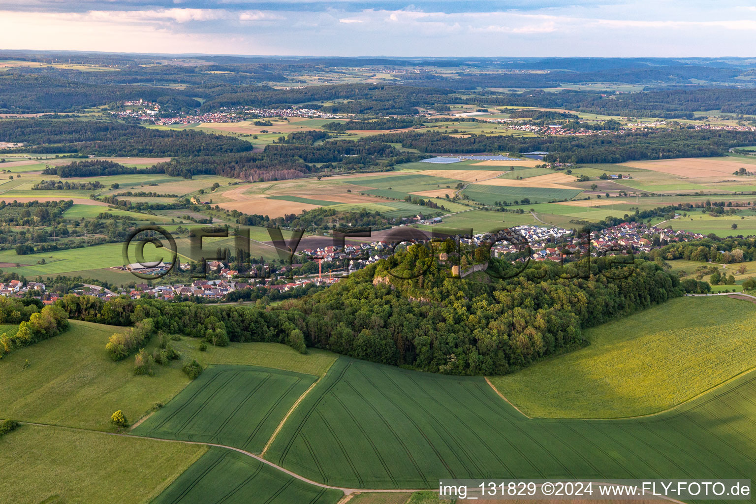 Vue aérienne de Ruines du château de Hohenkrähen à le quartier Duchtlingen in Hilzingen dans le département Bade-Wurtemberg, Allemagne