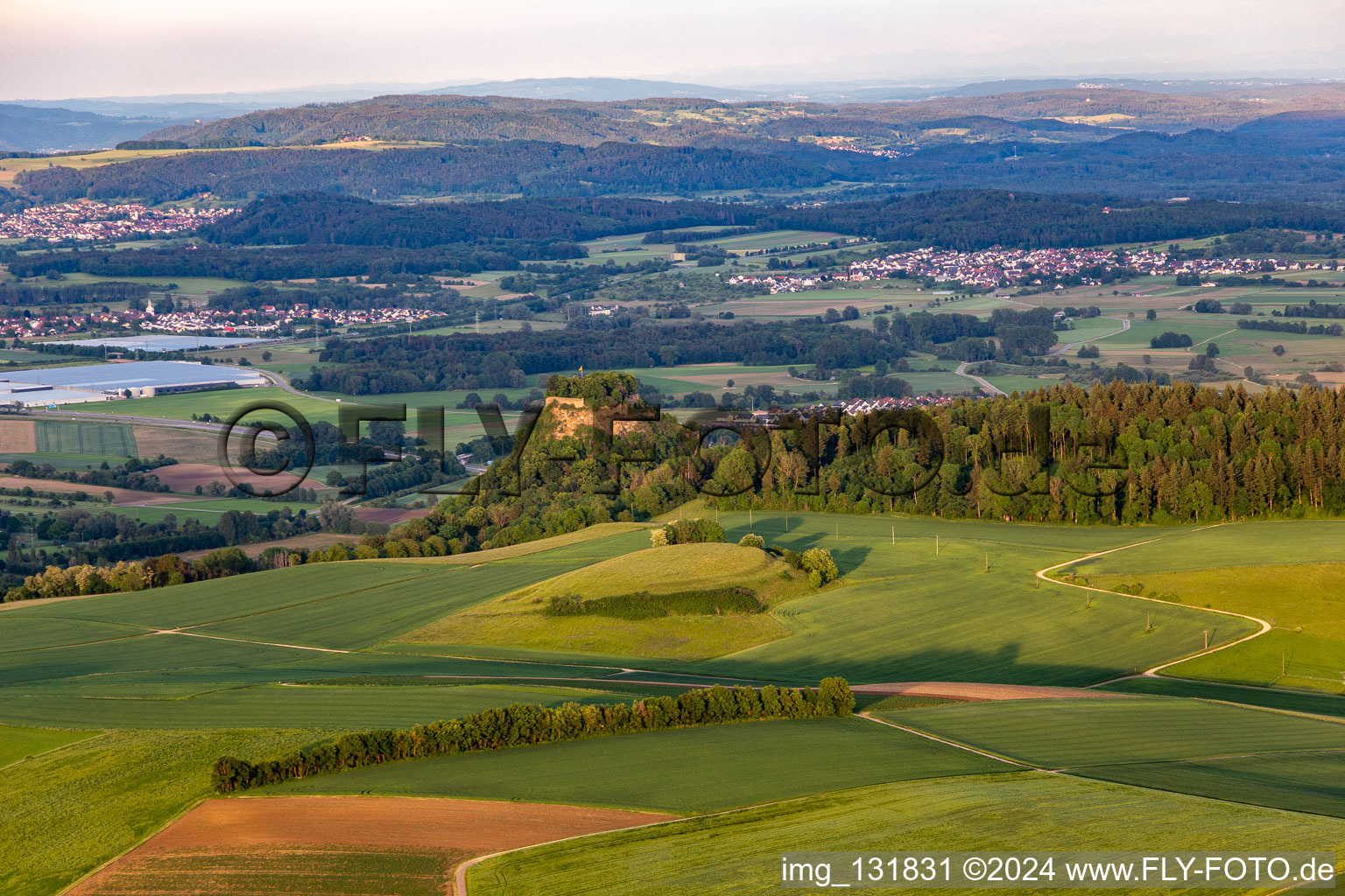 Vue aérienne de Ruines du château de Mägdeberg à le quartier Mühlhausen in Mühlhausen-Ehingen dans le département Bade-Wurtemberg, Allemagne