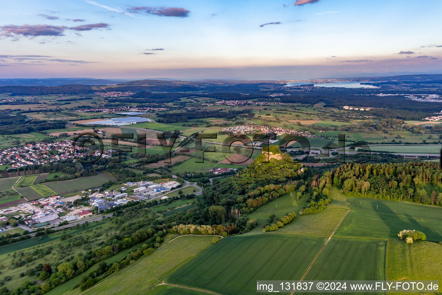 Vue aérienne de Ruines du château de Hohenkrähen à le quartier Mühlhausen in Mühlhausen-Ehingen dans le département Bade-Wurtemberg, Allemagne