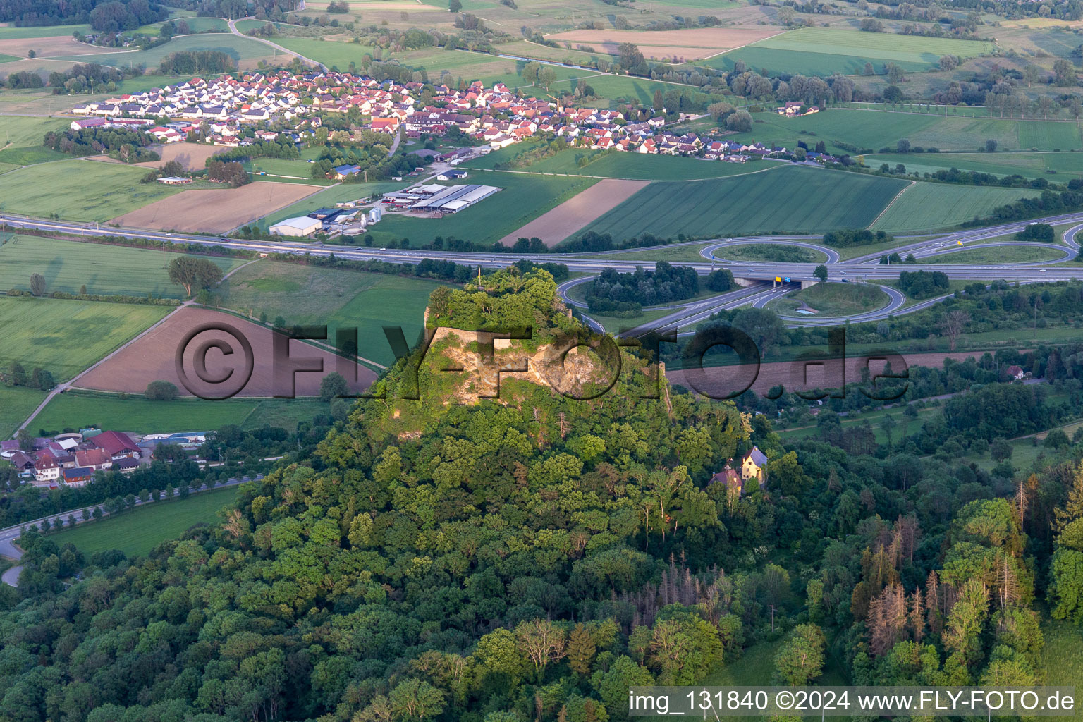 Ruines du château de Hohenkrähen à le quartier Duchtlingen in Hilzingen dans le département Bade-Wurtemberg, Allemagne d'en haut