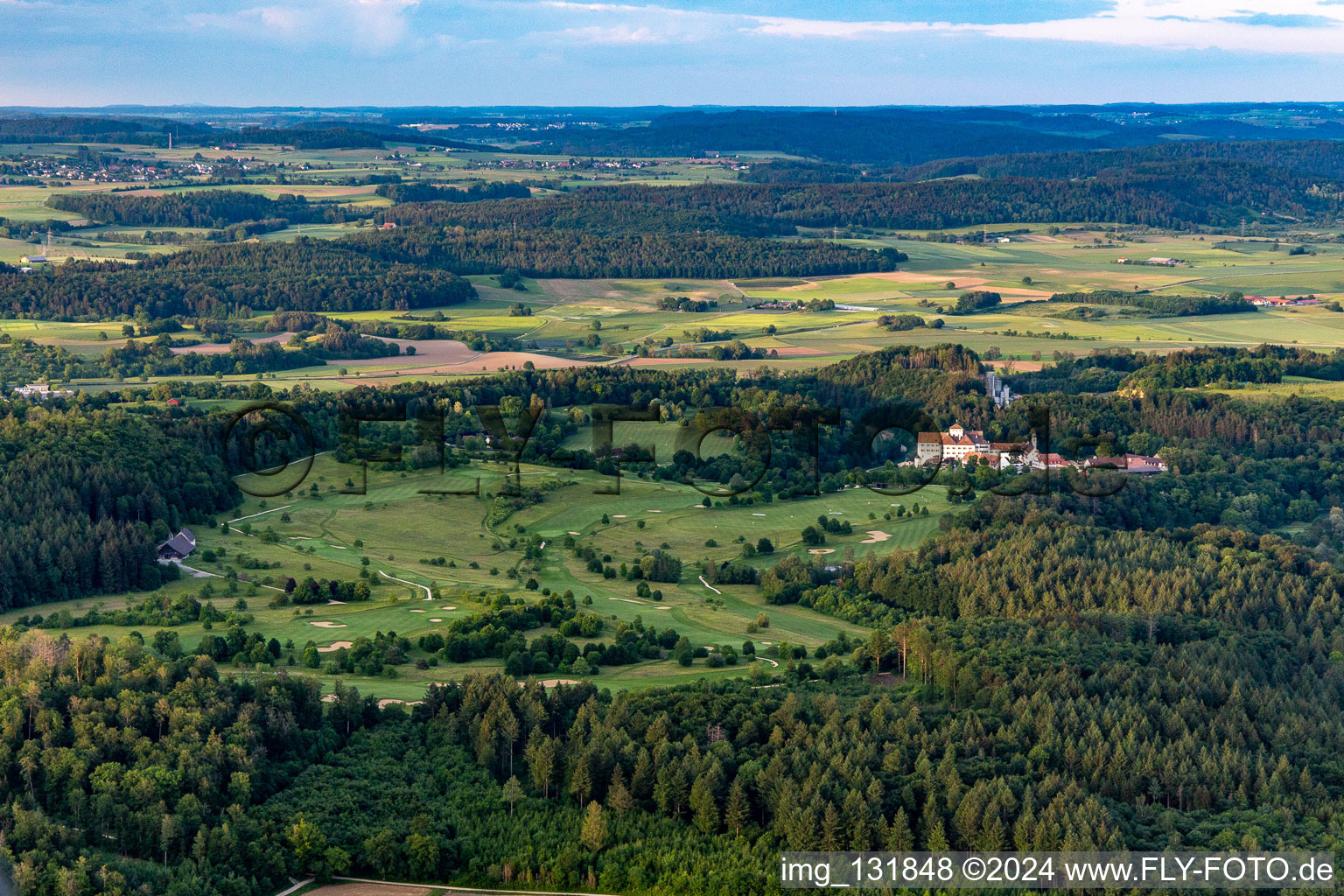 Le Country Club Schloss Langenstein - Le parcours de golf au bord du lac de Constance à le quartier Orsingen in Orsingen-Nenzingen dans le département Bade-Wurtemberg, Allemagne depuis l'avion