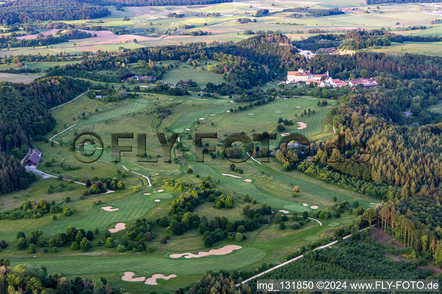 Le Country Club Schloss Langenstein - Le parcours de golf au bord du lac de Constance à le quartier Orsingen in Orsingen-Nenzingen dans le département Bade-Wurtemberg, Allemagne vue du ciel