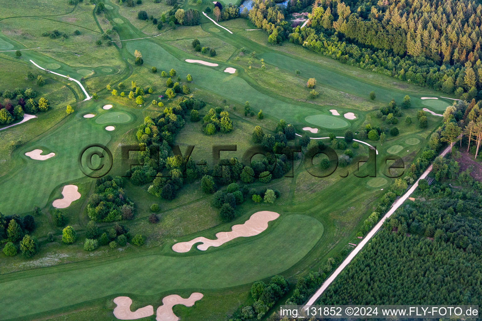 Enregistrement par drone de Le Country Club Schloss Langenstein - Le parcours de golf au bord du lac de Constance à le quartier Orsingen in Orsingen-Nenzingen dans le département Bade-Wurtemberg, Allemagne