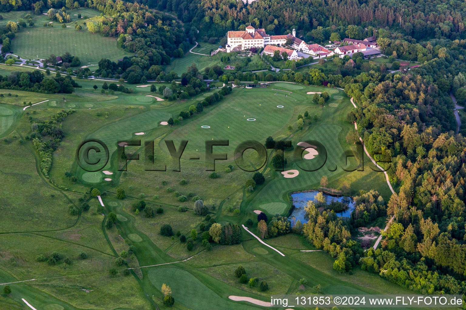 Image drone de Le Country Club Schloss Langenstein - Le parcours de golf au bord du lac de Constance à le quartier Orsingen in Orsingen-Nenzingen dans le département Bade-Wurtemberg, Allemagne