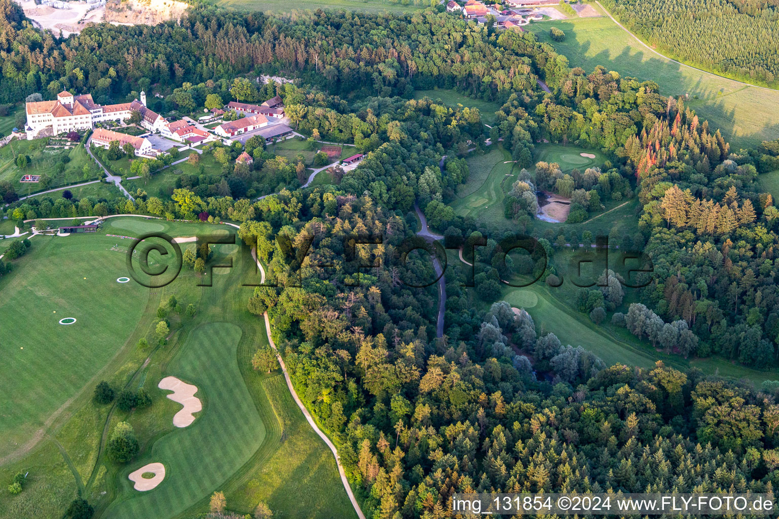 Le Country Club Schloss Langenstein - Le parcours de golf au bord du lac de Constance à le quartier Orsingen in Orsingen-Nenzingen dans le département Bade-Wurtemberg, Allemagne du point de vue du drone