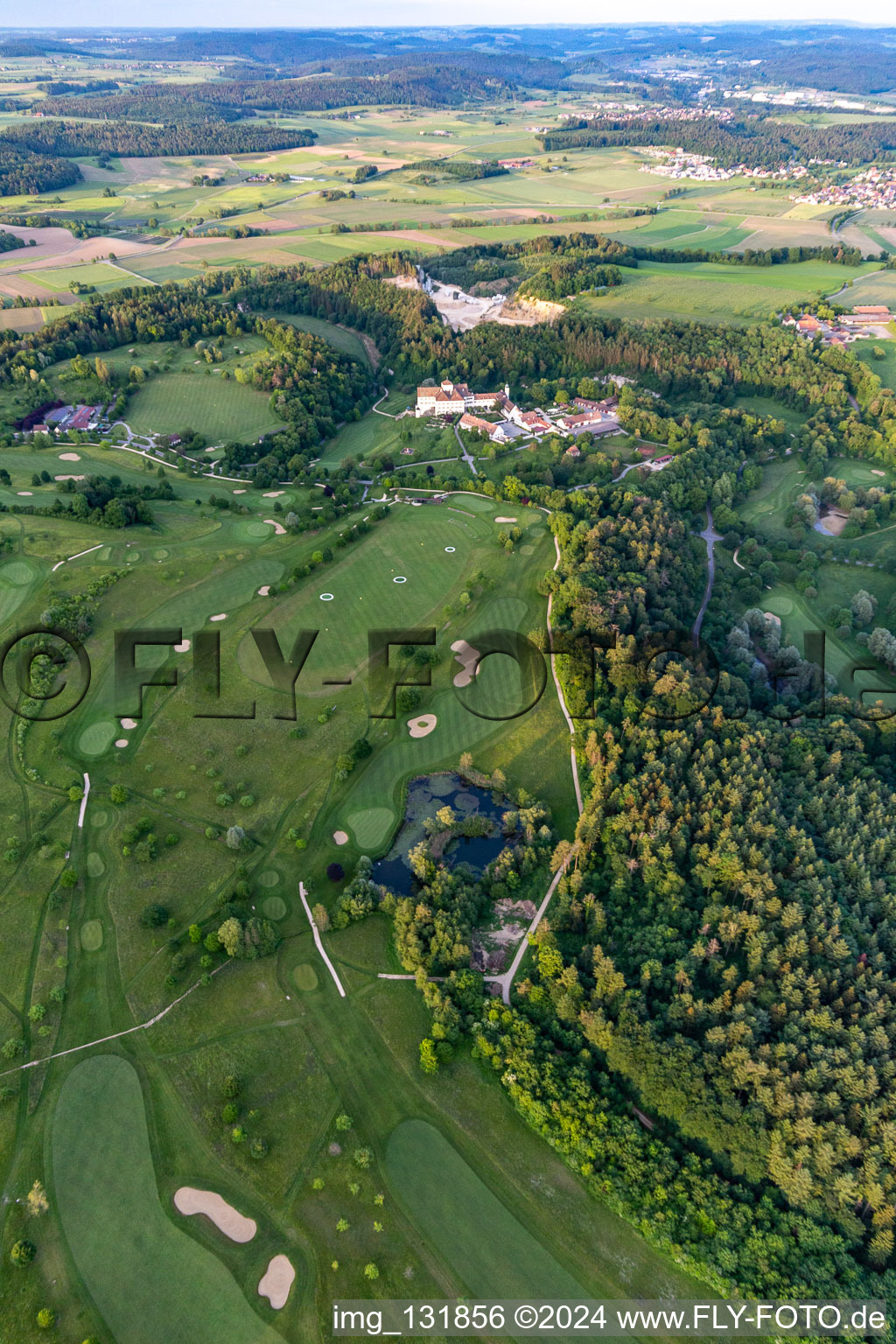 Le Country Club Schloss Langenstein - Le parcours de golf au bord du lac de Constance à Orsingen-Nenzingen dans le département Bade-Wurtemberg, Allemagne d'un drone