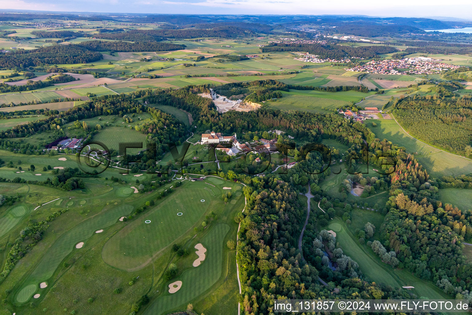 Le Country Club Schloss Langenstein - Le parcours de golf au bord du lac de Constance à le quartier Orsingen in Orsingen-Nenzingen dans le département Bade-Wurtemberg, Allemagne vu d'un drone