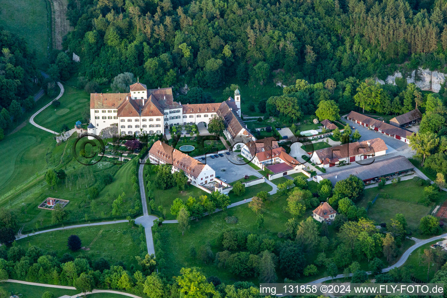 Vue aérienne de Le Country Club Schloss Langenstein - Le parcours de golf au bord du lac de Constance à le quartier Orsingen in Orsingen-Nenzingen dans le département Bade-Wurtemberg, Allemagne