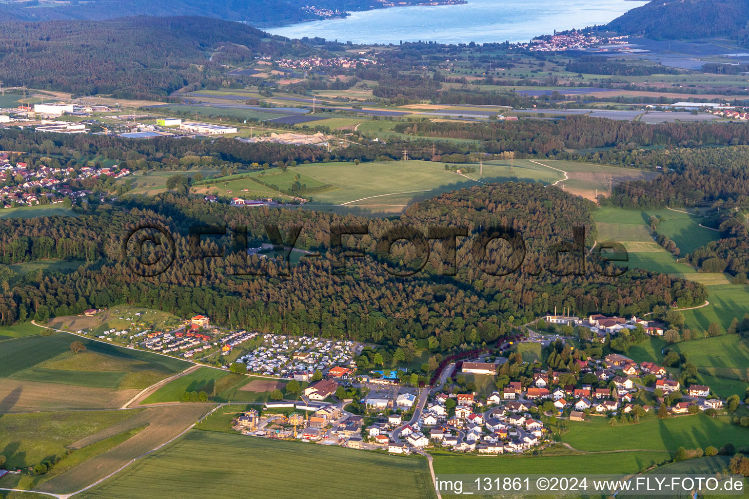 Vue aérienne de Camping et parc de vacances Orsingen GmbH à le quartier Orsingen in Orsingen-Nenzingen dans le département Bade-Wurtemberg, Allemagne