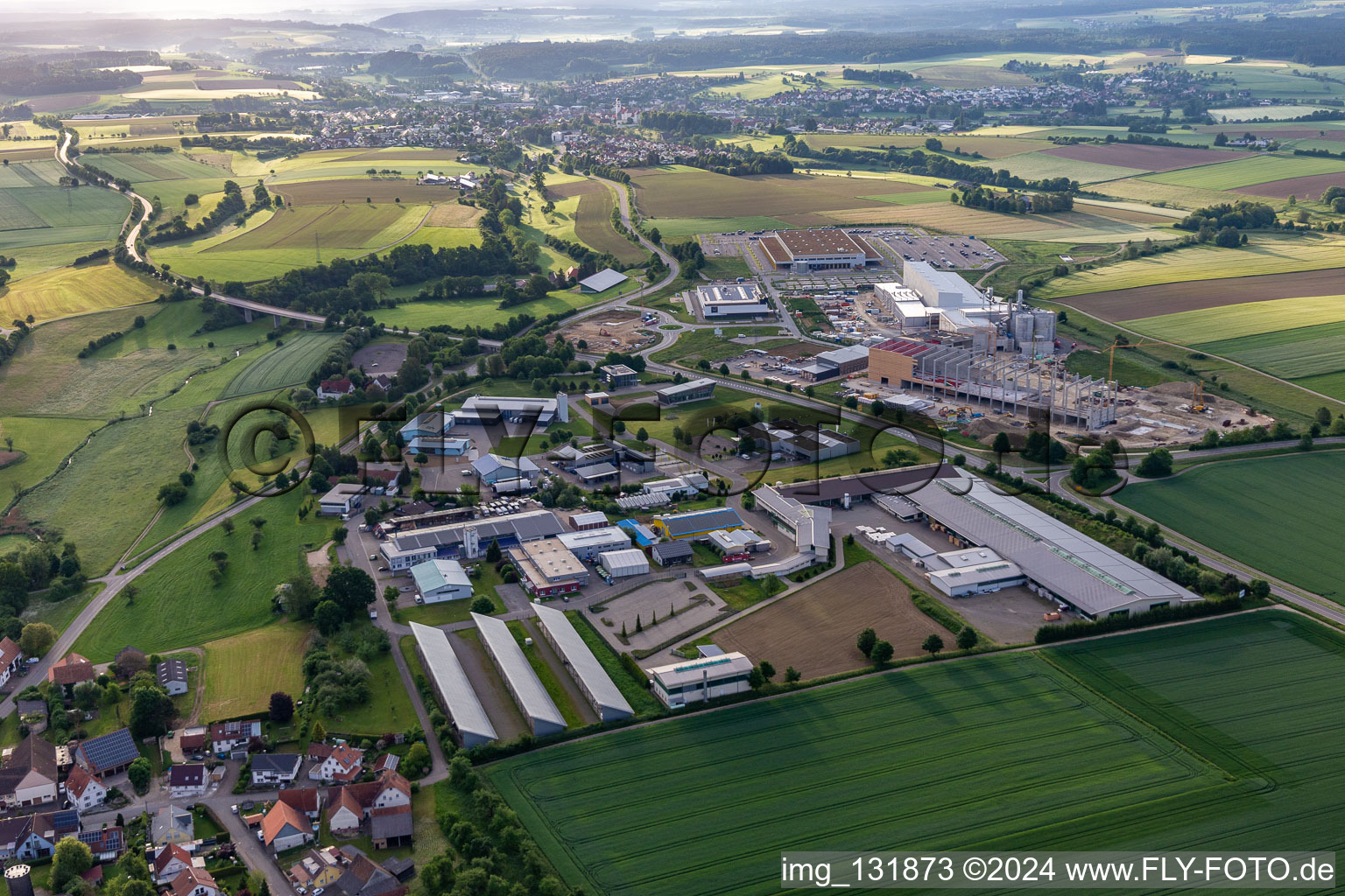 Vue aérienne de Parc industriel du nord du lac de Constance avec les meilleurs bois SCHNEIDER® GmbH et SCHAKO KG à le quartier Heudorf in Meßkirch dans le département Bade-Wurtemberg, Allemagne