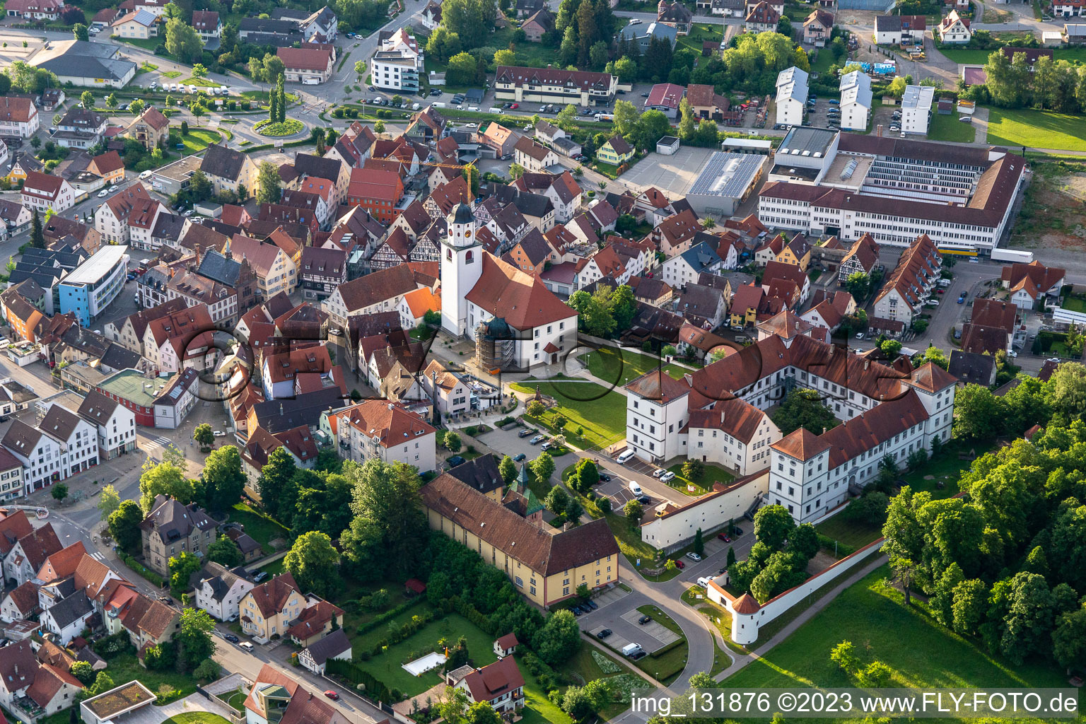 Vue aérienne de Château Meßkirch et église Saint-Martin à Meßkirch dans le département Bade-Wurtemberg, Allemagne