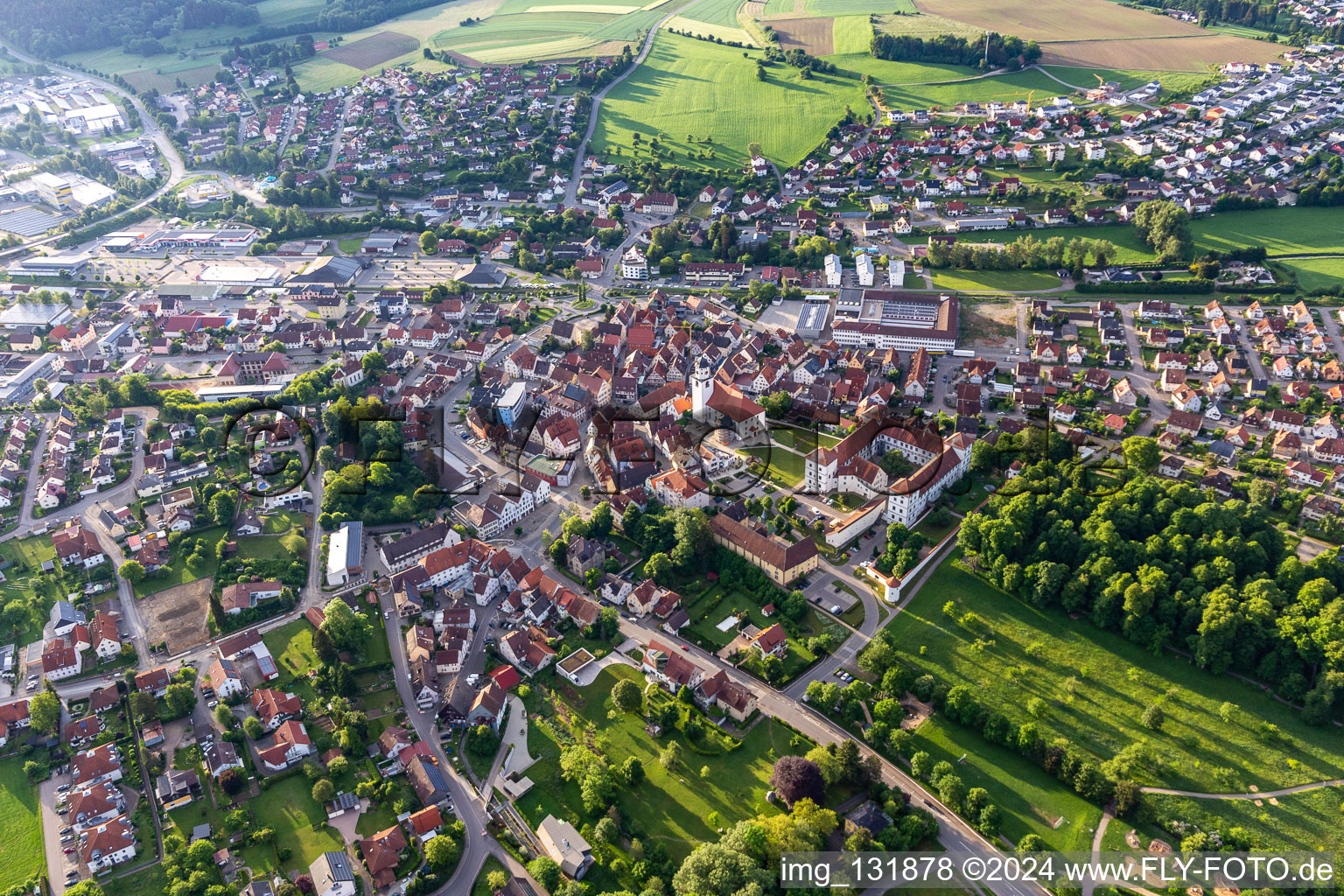 Vue aérienne de Château Meßkirch et église Saint-Martin à Meßkirch dans le département Bade-Wurtemberg, Allemagne