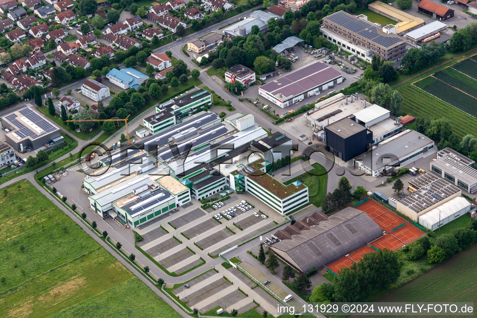 Vue aérienne de TOX® PRESSOTECHNIK GmbH & Co. KG, salle de tennis de Weingarten, école de tennis de Seifferer à Weingarten bei Ravensburg dans le département Bade-Wurtemberg, Allemagne