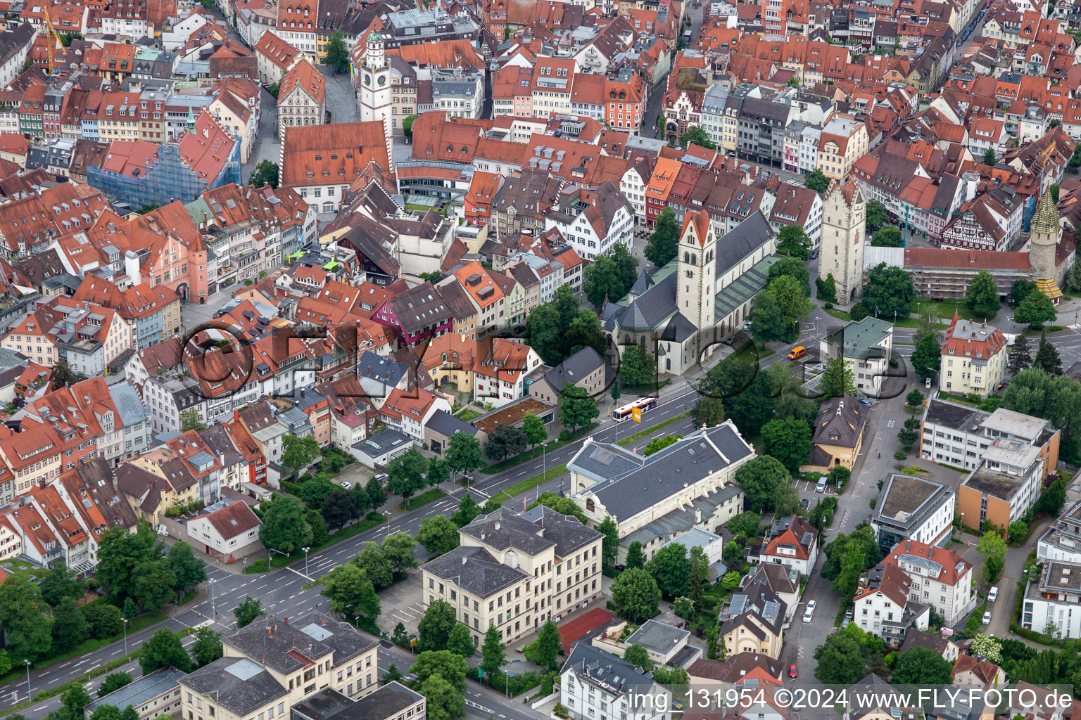 Vue aérienne de Vieille ville avec Liebfrauenkirche et Frauentor à Ravensburg dans le département Bade-Wurtemberg, Allemagne