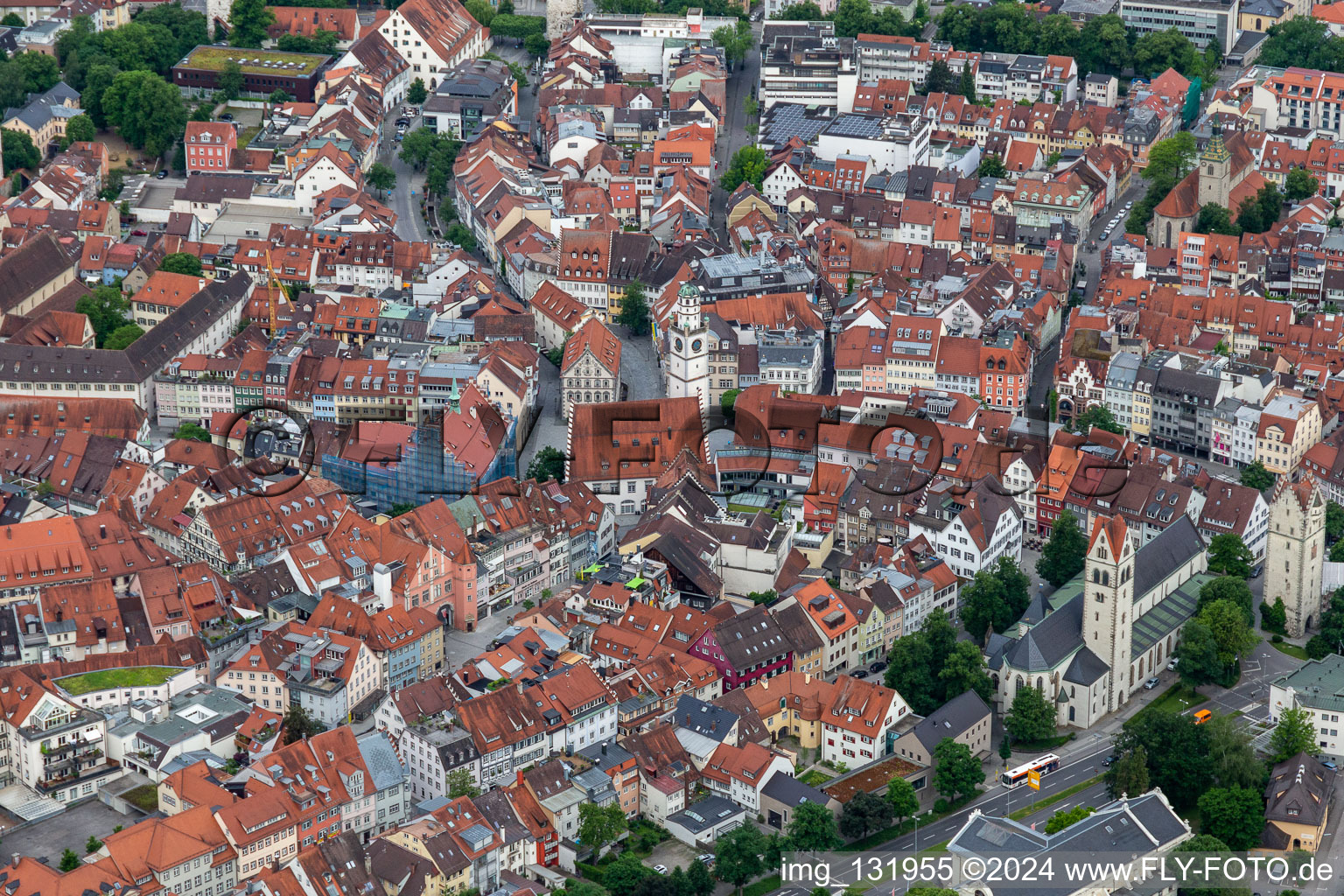 Vue aérienne de Vieille ville historique avec Blaserturm et salle d'assermentation à Ravensburg dans le département Bade-Wurtemberg, Allemagne