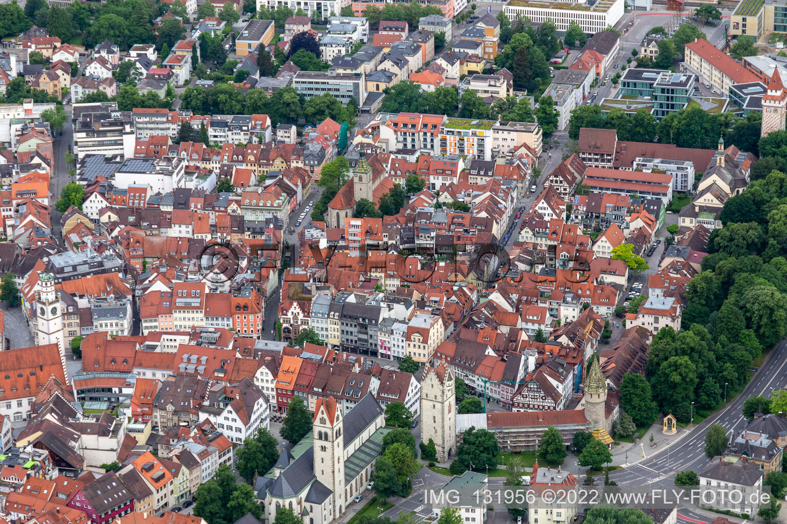 Vue aérienne de Vieille ville historique avec église Saint-Jodok et tour verte à Ravensburg dans le département Bade-Wurtemberg, Allemagne