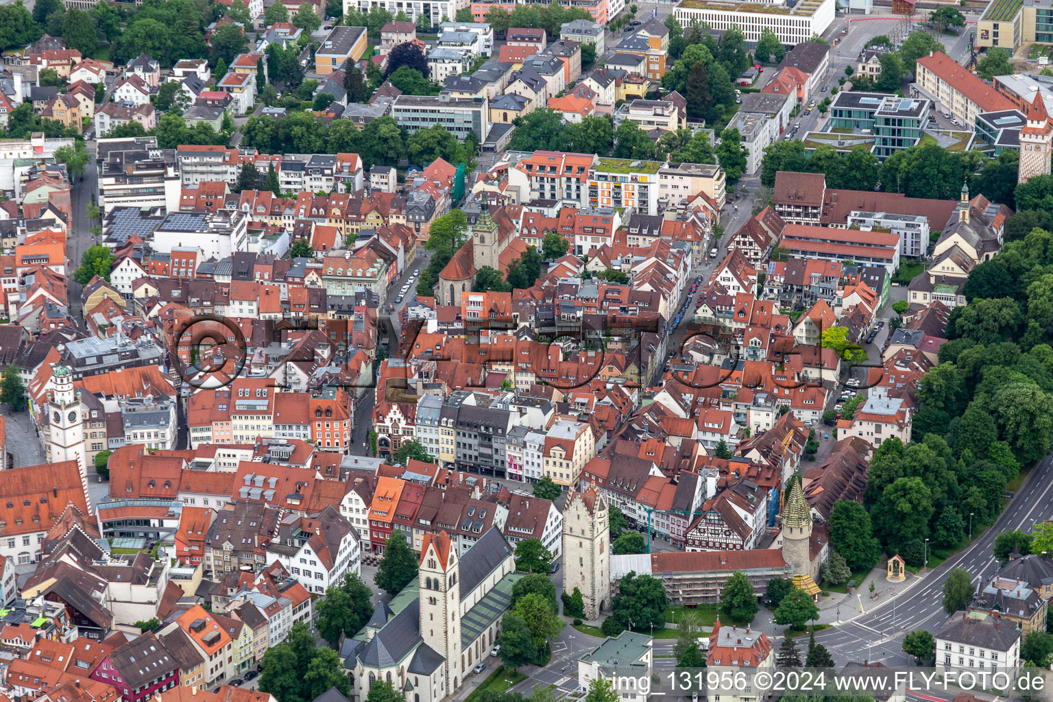 Vue aérienne de Vieille ville historique avec église Saint-Jodok et tour verte à Ravensburg dans le département Bade-Wurtemberg, Allemagne