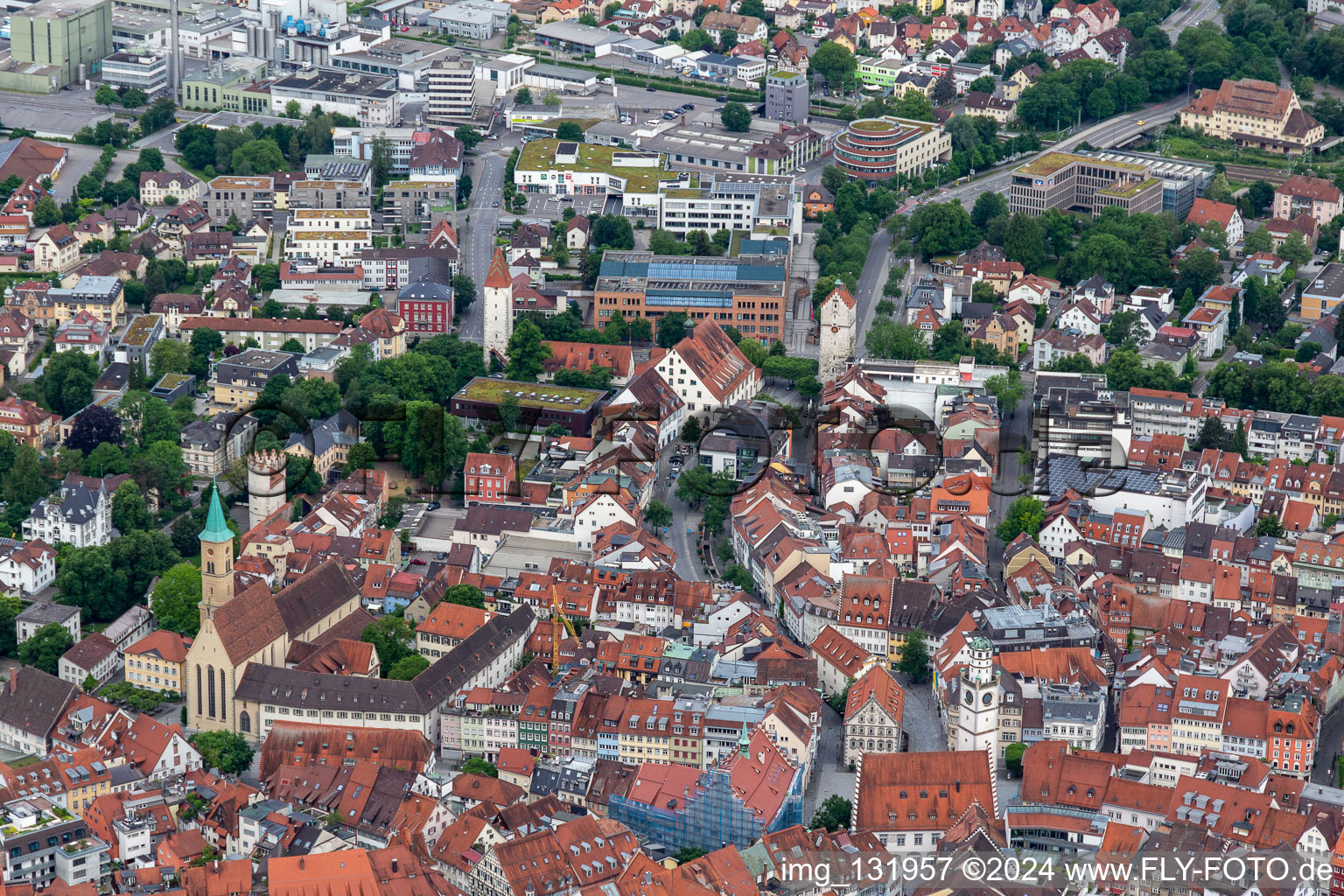 Vue aérienne de Vieille ville historique avec église évangélique et Untertor à Ravensburg dans le département Bade-Wurtemberg, Allemagne