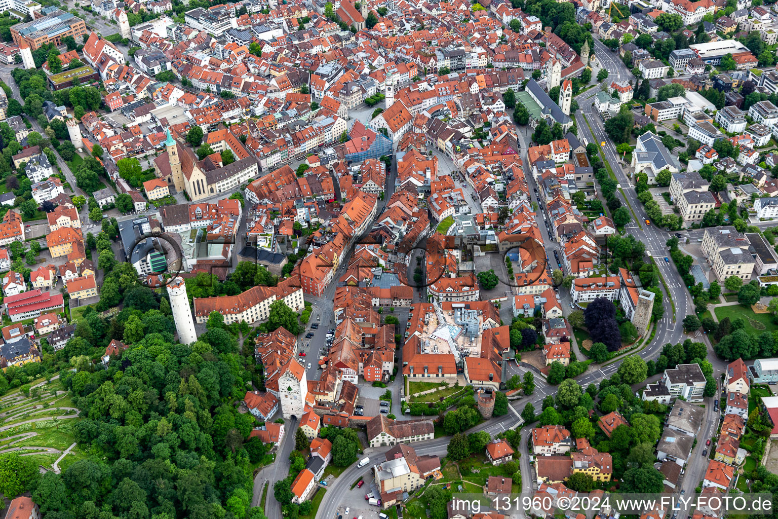 Vue aérienne de Vieille ville historique de Ravensburg avec sac de farine, église évangélique et Obertor à Ravensburg dans le département Bade-Wurtemberg, Allemagne