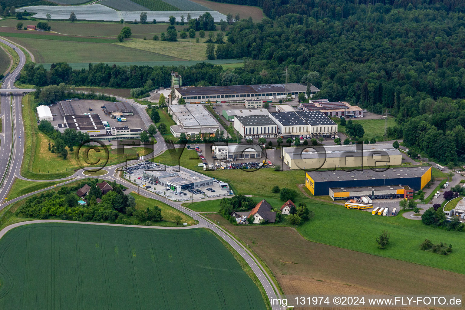 Vue aérienne de Zone industrielle Oberzell : Autohaus Bauschatz RV Audi et ŠKODA, REISSER AG - exposition de salles de bains, CE Noerpel Logistik GmbH & Co. KG à le quartier Oberzell in Ravensburg dans le département Bade-Wurtemberg, Allemagne