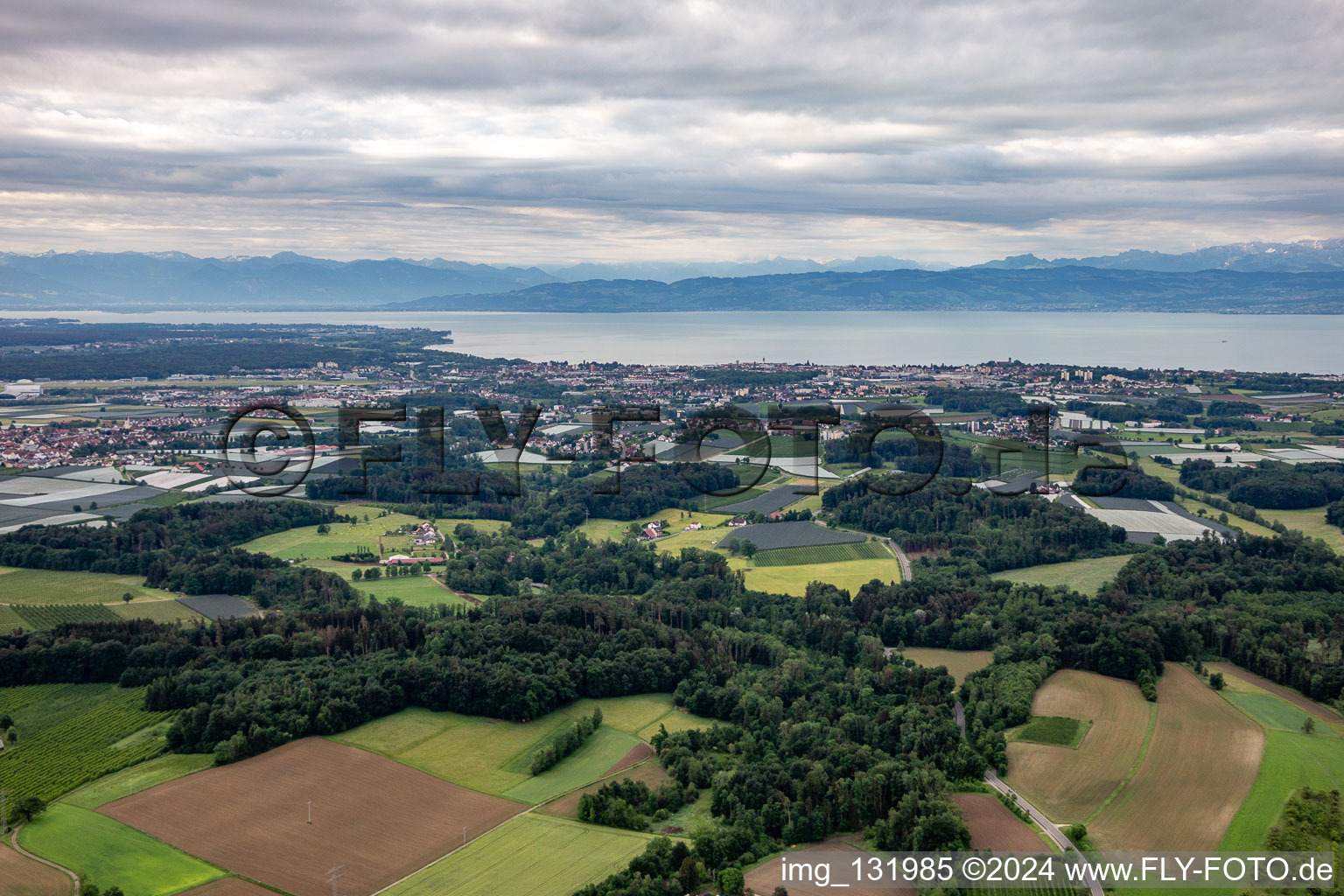 Vue aérienne de Panorama du lac de Constance depuis Friedrichshafen à le quartier Jettenhausen in Friedrichshafen dans le département Bade-Wurtemberg, Allemagne