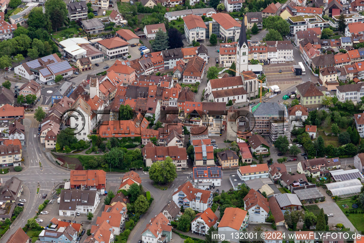 Vue aérienne de Hôtel de ville Markdorf et église Saint-Nicolas à Markdorf dans le département Bade-Wurtemberg, Allemagne