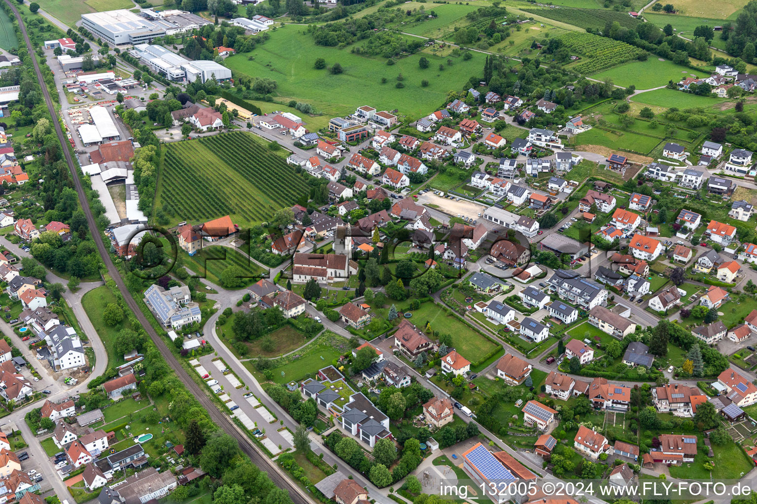 Vue aérienne de Église Saint-Georges à Bermatingen dans le département Bade-Wurtemberg, Allemagne