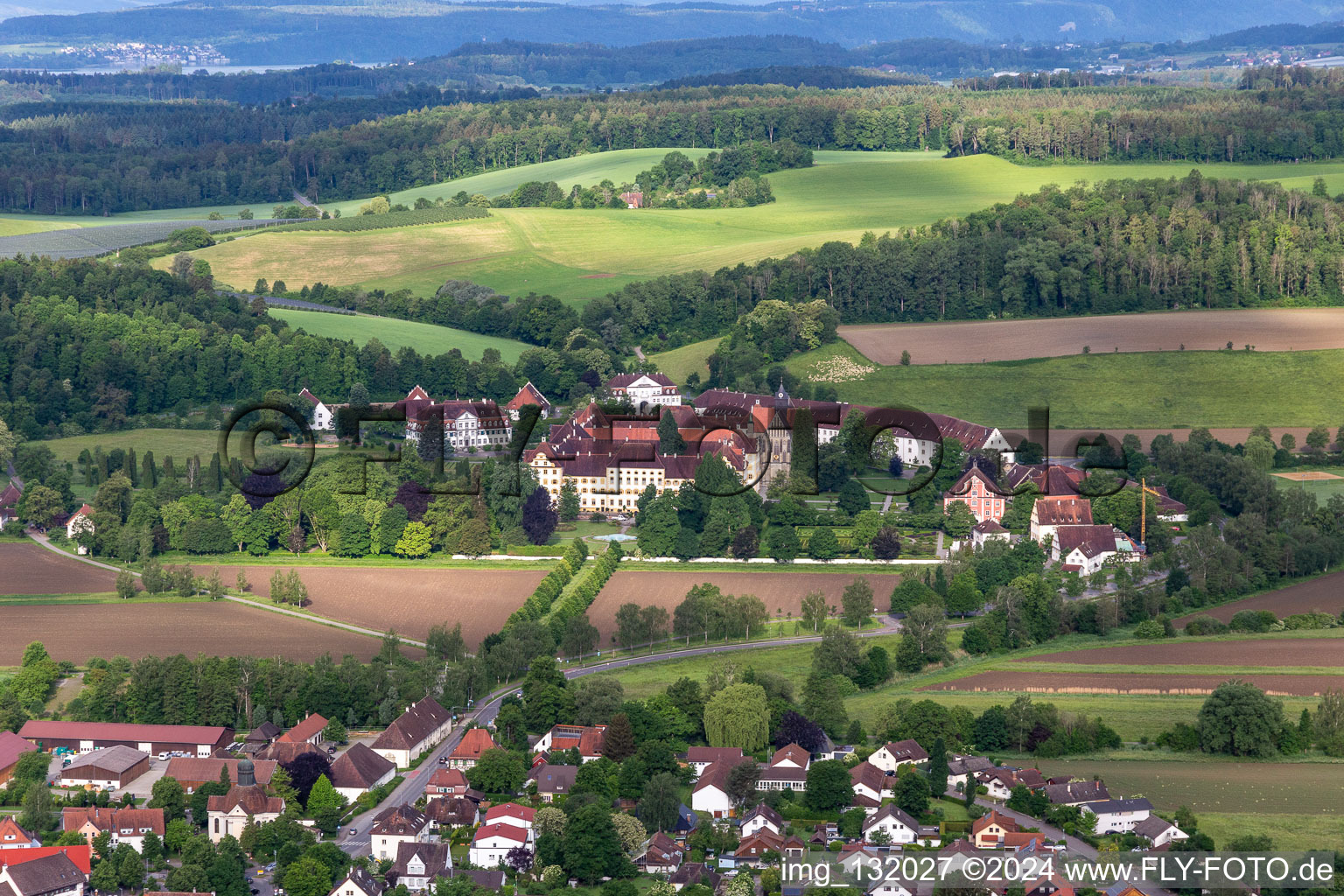 Vue aérienne de Monastère, école et château Salem à le quartier Stefansfeld in Salem dans le département Bade-Wurtemberg, Allemagne