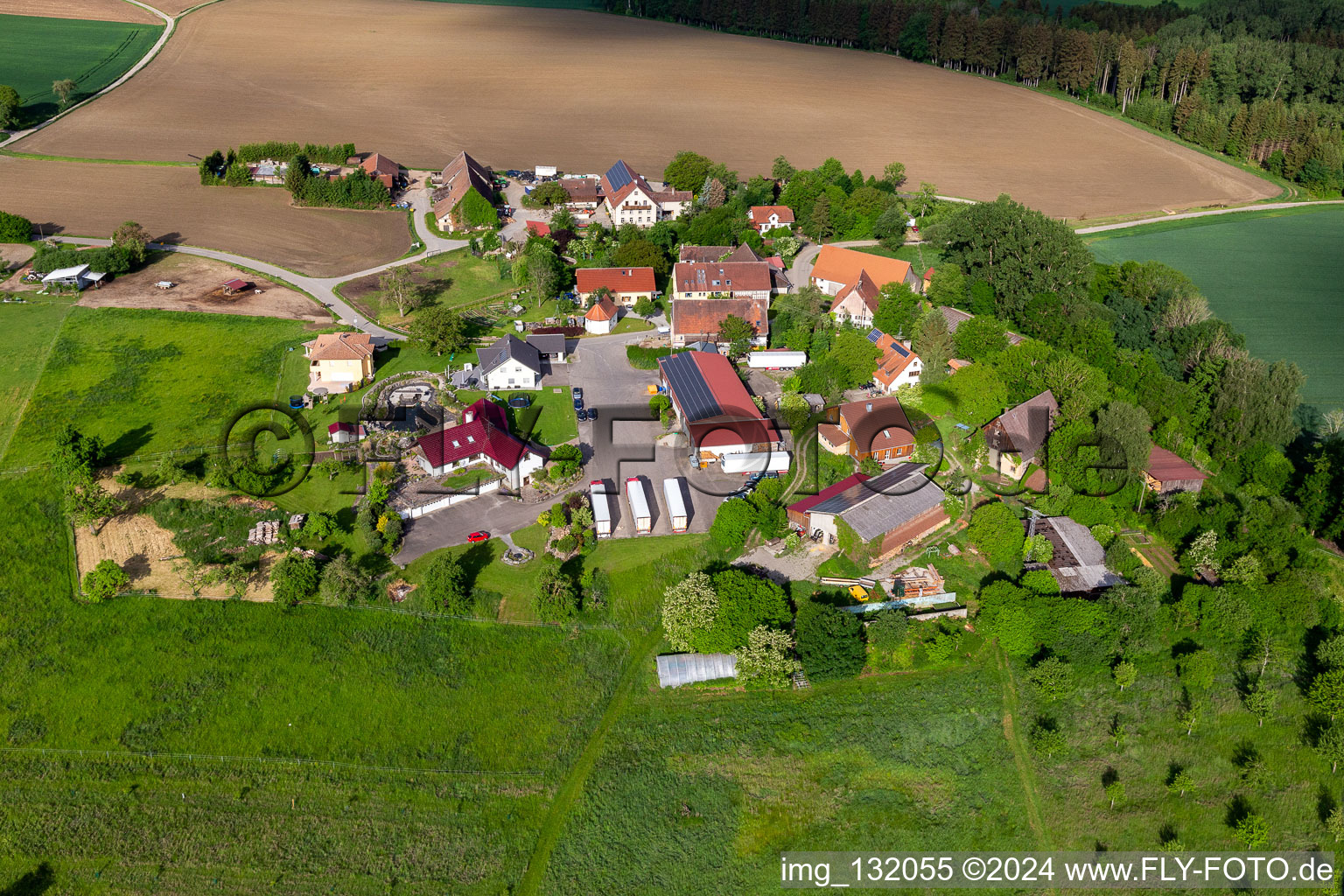 Vue aérienne de Schwende: Emil Höfler Internationale Spedition GmbH & Co. KG à le quartier Herdwangen in Herdwangen-Schönach dans le département Bade-Wurtemberg, Allemagne