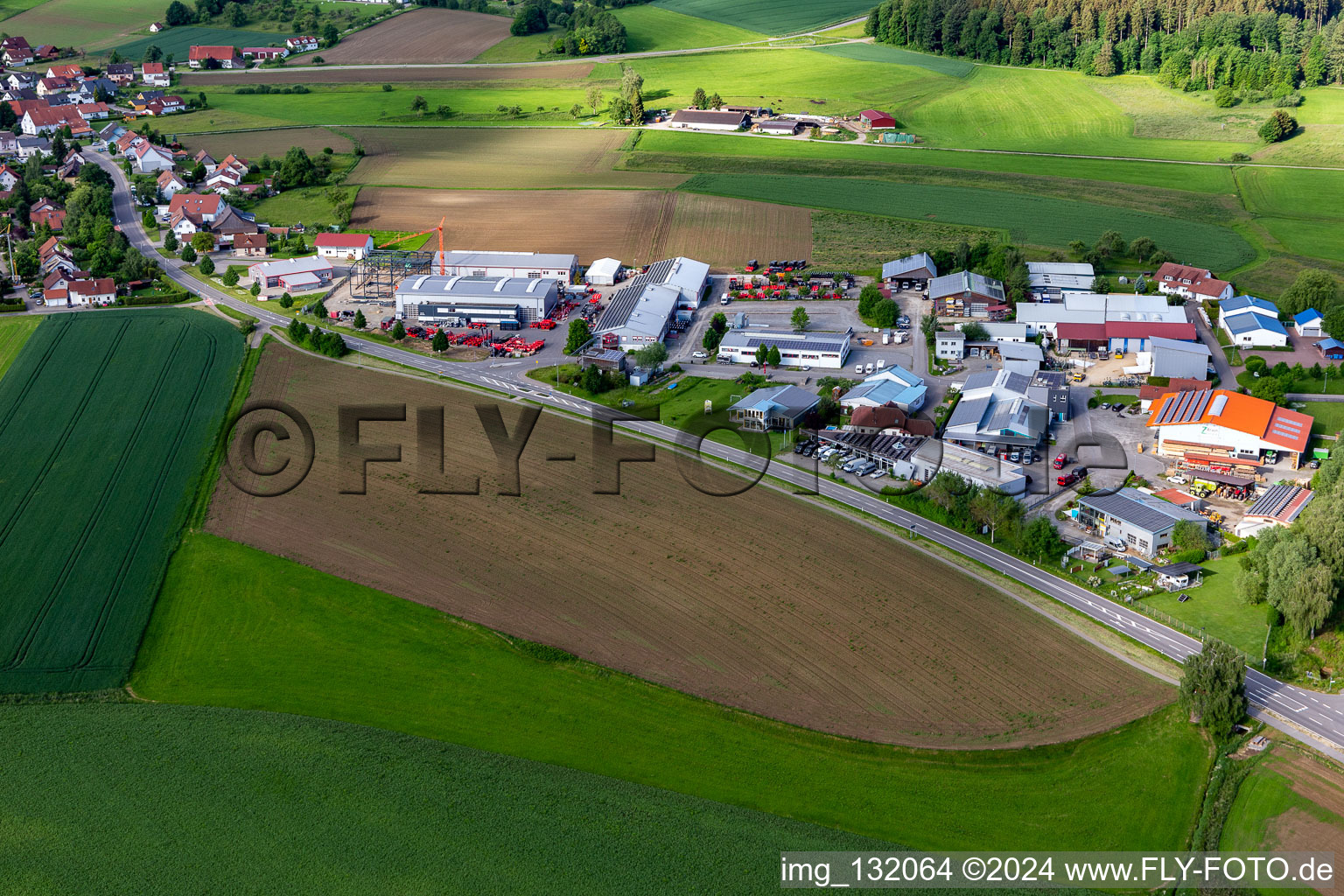 Vue aérienne de Surface commerciale Herdwangen avec Seecamper GmbH, menuiserie Christof Braun, PRINOTH GmbH à le quartier Herdwangen in Herdwangen-Schönach dans le département Bade-Wurtemberg, Allemagne