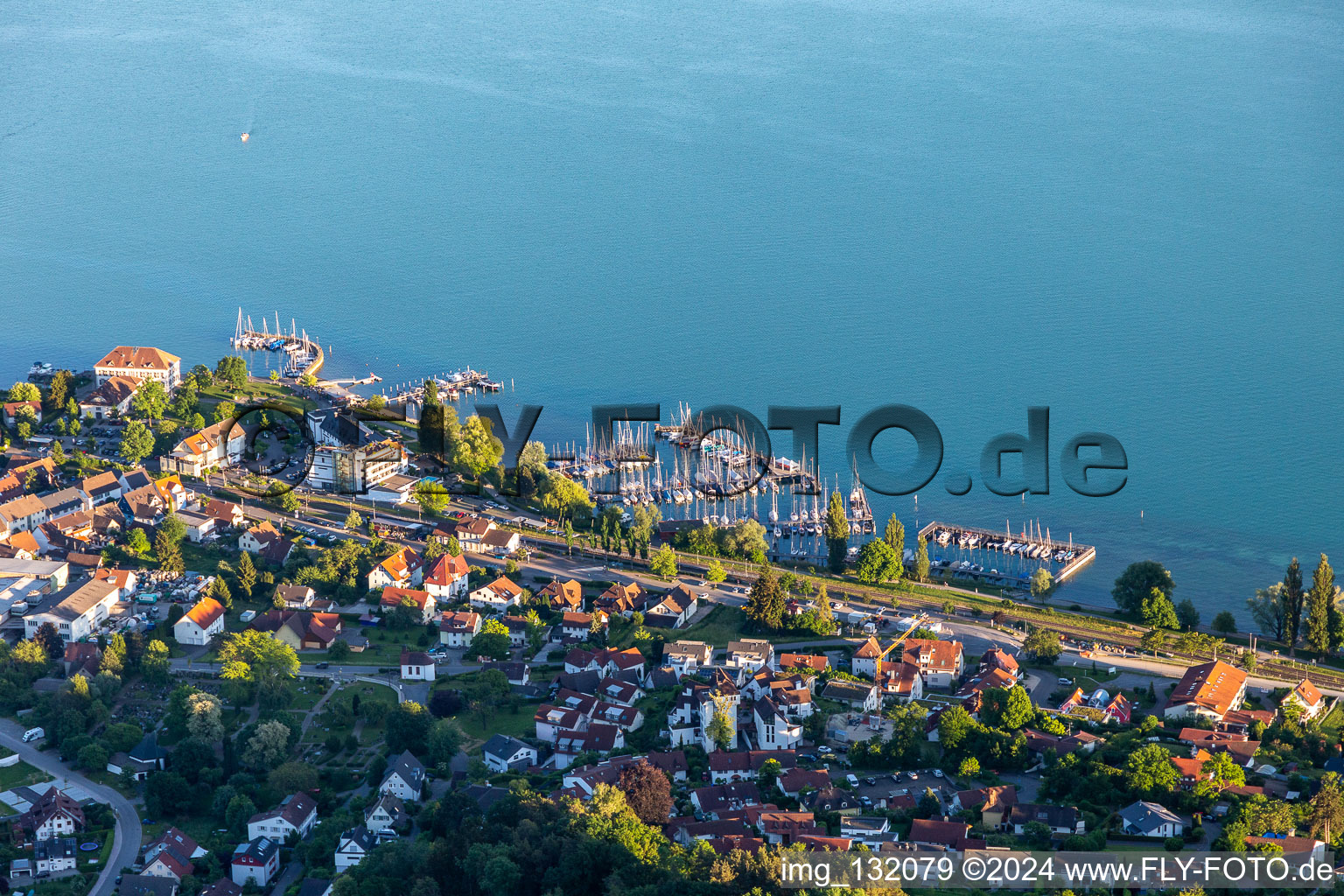 Vue aérienne de Promenade en bord de mer et quai pour yachts à le quartier Ludwigshafen in Bodman-Ludwigshafen dans le département Bade-Wurtemberg, Allemagne