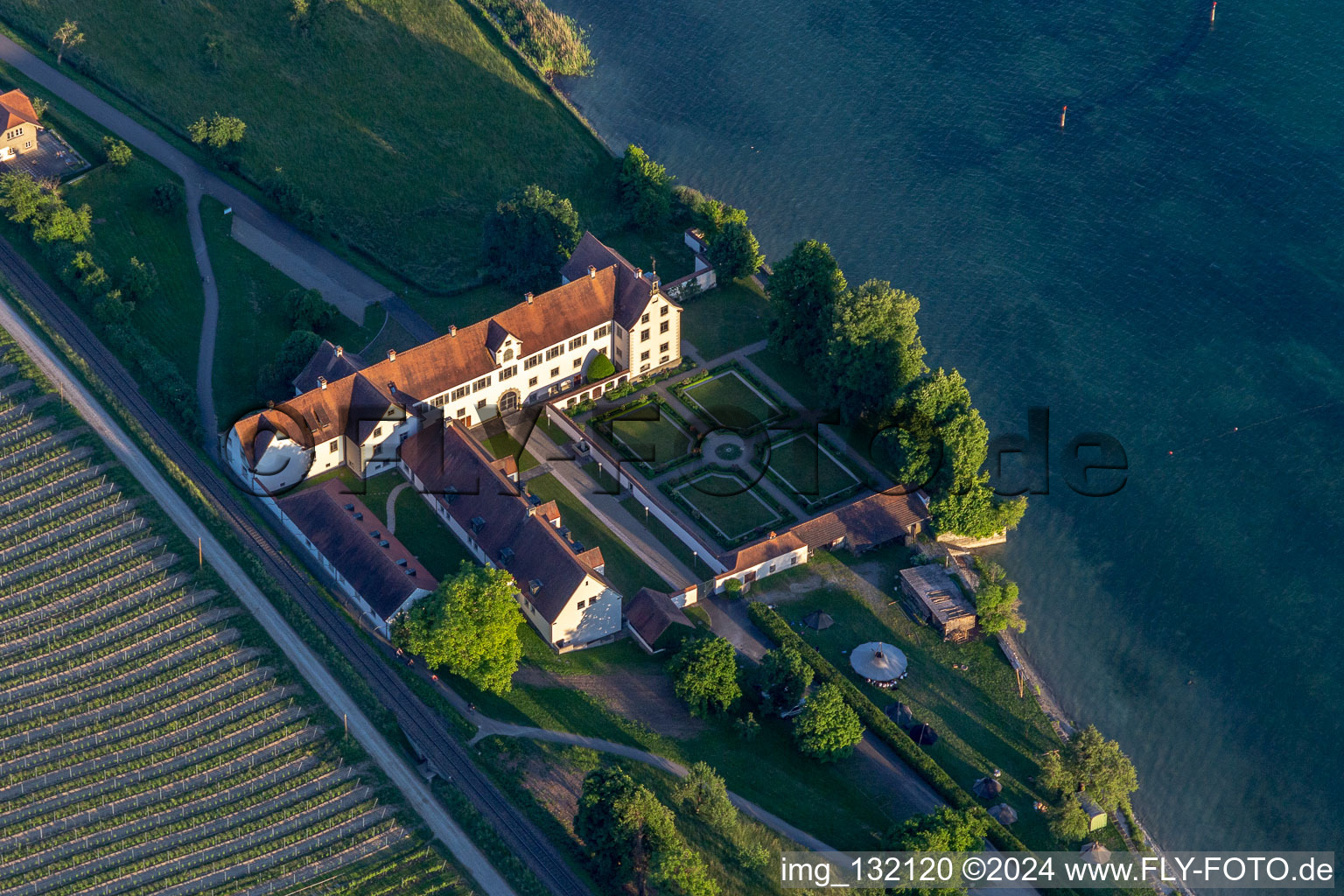 Vue aérienne de Lac de Constance Château de Maurach à Uhldingen-Mühlhofen à le quartier Seefelden in Uhldingen-Mühlhofen dans le département Bade-Wurtemberg, Allemagne