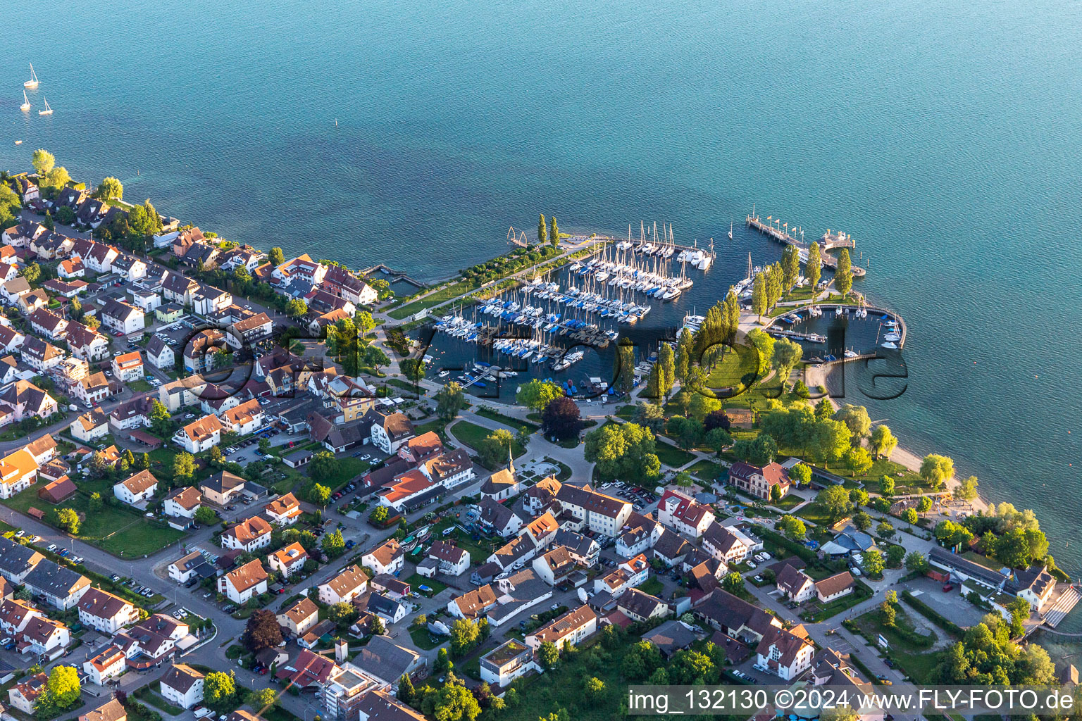 Vue aérienne de Port de plaisance Unteruhldingen à le quartier Unteruhldingen in Uhldingen-Mühlhofen dans le département Bade-Wurtemberg, Allemagne