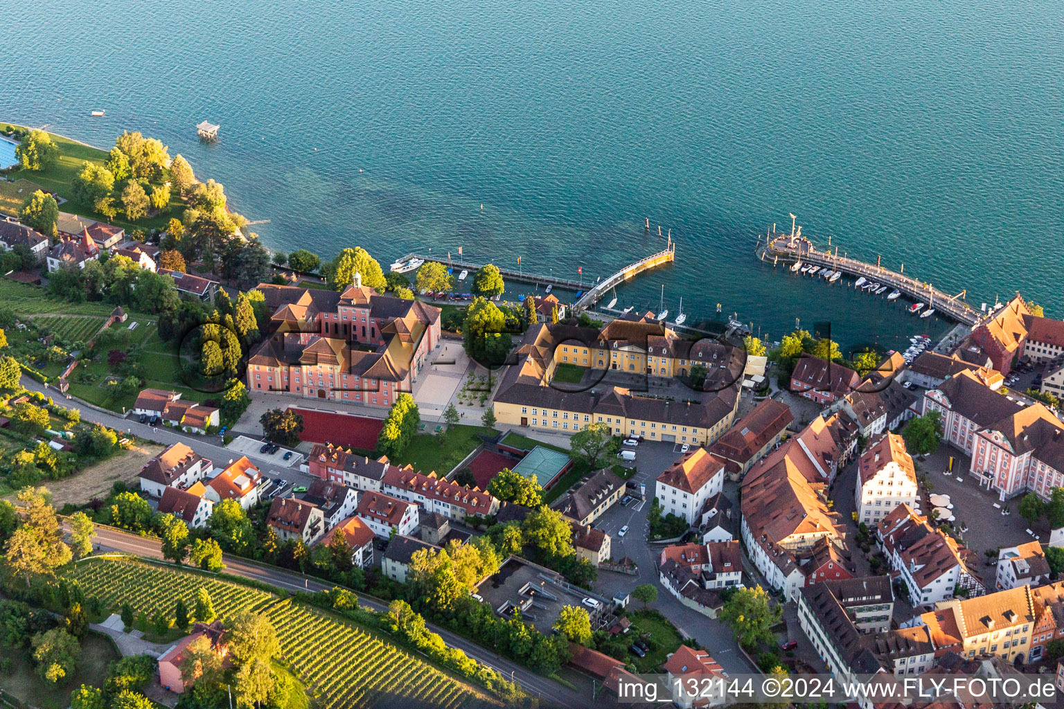 Vue aérienne de Domaine viticole d'État Meersburg, Droste-Hülshoff-Gymnasium Meersburg à Meersburg dans le département Bade-Wurtemberg, Allemagne