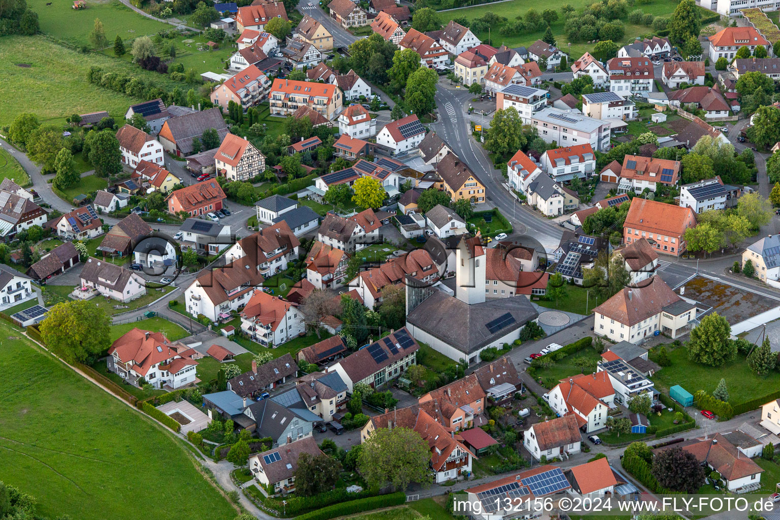 Vue aérienne de Église paroissiale de Notre-Dame à le quartier Mimmenhausen in Salem dans le département Bade-Wurtemberg, Allemagne