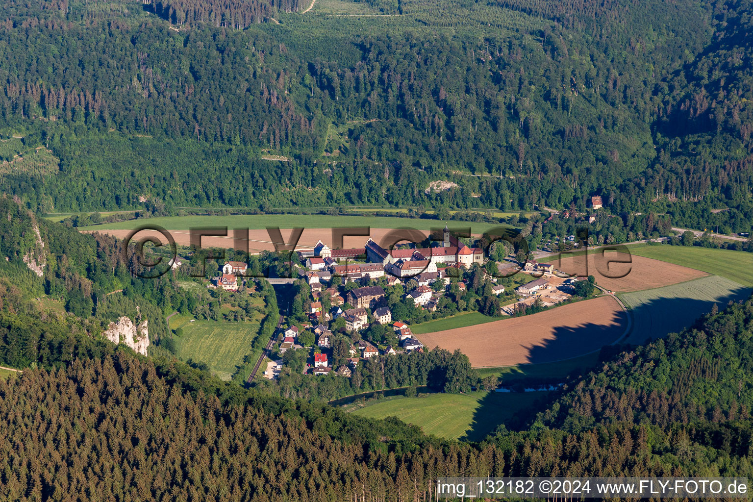 Vue aérienne de Abbaye bénédictine de Saint-Martin / Monastère Beuron à Beuron dans le département Bade-Wurtemberg, Allemagne