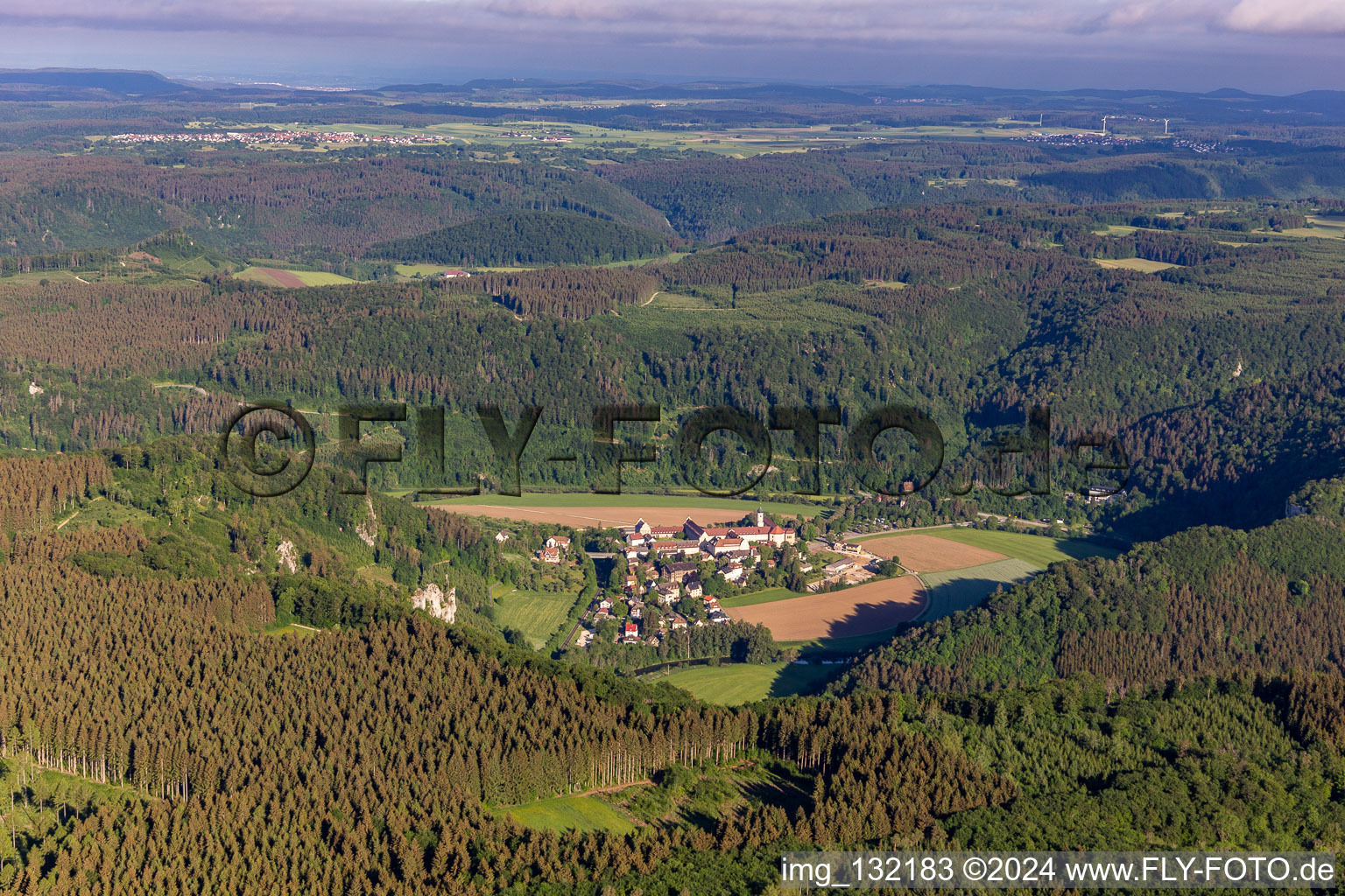 Vue aérienne de Abbaye bénédictine de Saint-Martin / Monastère Beuron à Beuron dans le département Bade-Wurtemberg, Allemagne