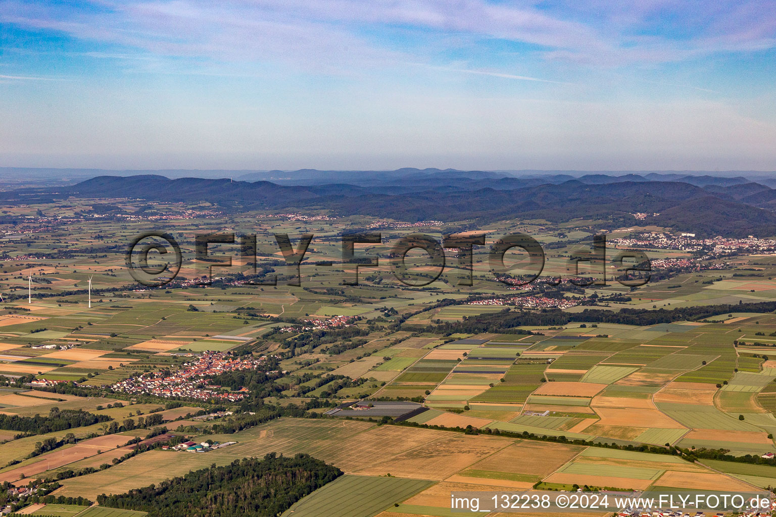 Vue aérienne de Panorama du Palatinat du Sud Erlenbachtal à Winden dans le département Rhénanie-Palatinat, Allemagne