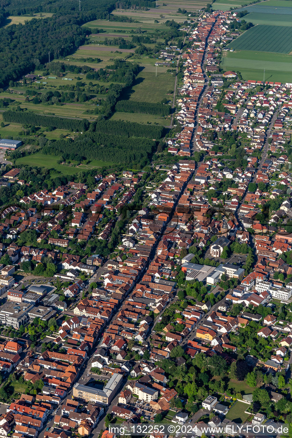 Vue aérienne de Hauptstrasse et Saarstr à Kandel dans le département Rhénanie-Palatinat, Allemagne